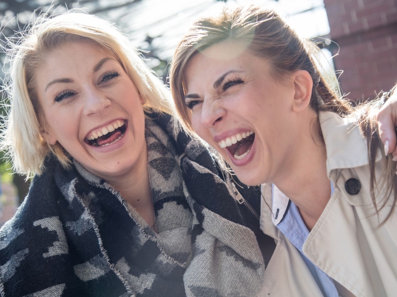 DPA Vorschau Bild für Artikel: Kein Witz / Stressbremse Humor: So macht Lachen den Kopf frei  