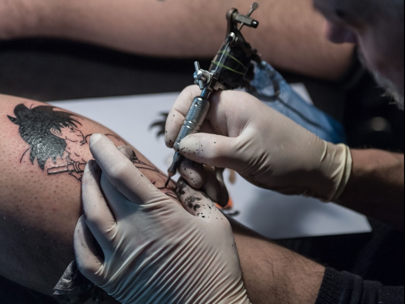DPA Vorschau Bild für Artikel: Gesundheit / Frisch gestochenes Tattoo? Was nun tabu ist  