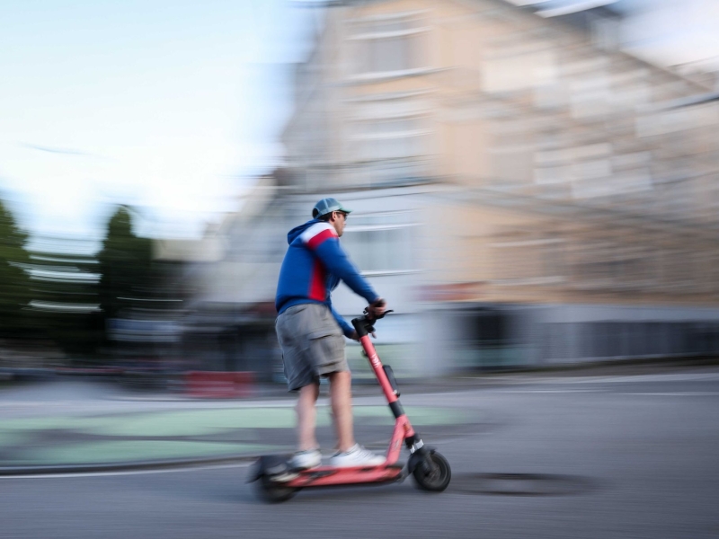 DPA Vorschau Bild für Artikel: Kommt oft zu Kopfverletzungen / Bei schwerem E-Scooter-Unfall: So geht Erste Hilfe  