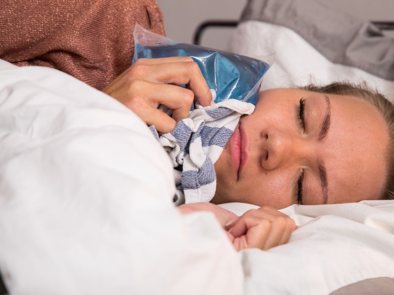 DPA Vorschau Bild für Artikel: Arzt erklärt's / Warum werden Zahnschmerzen nachts oft schlimmer?  