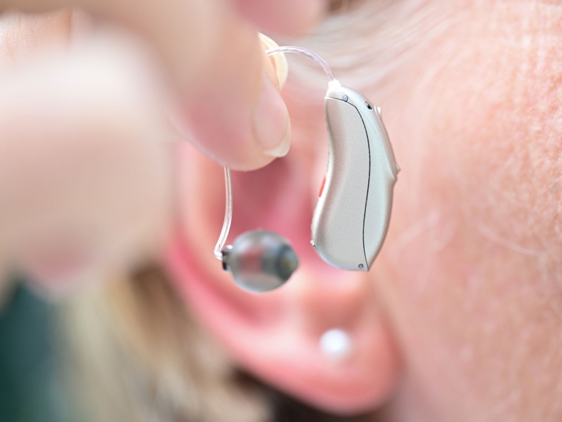 DPA Vorschau Bild für Artikel: Flusen, Kondenswasser, Kälte / Keine enge Mütze: So kommt das Hörgerät gut durch den Winter