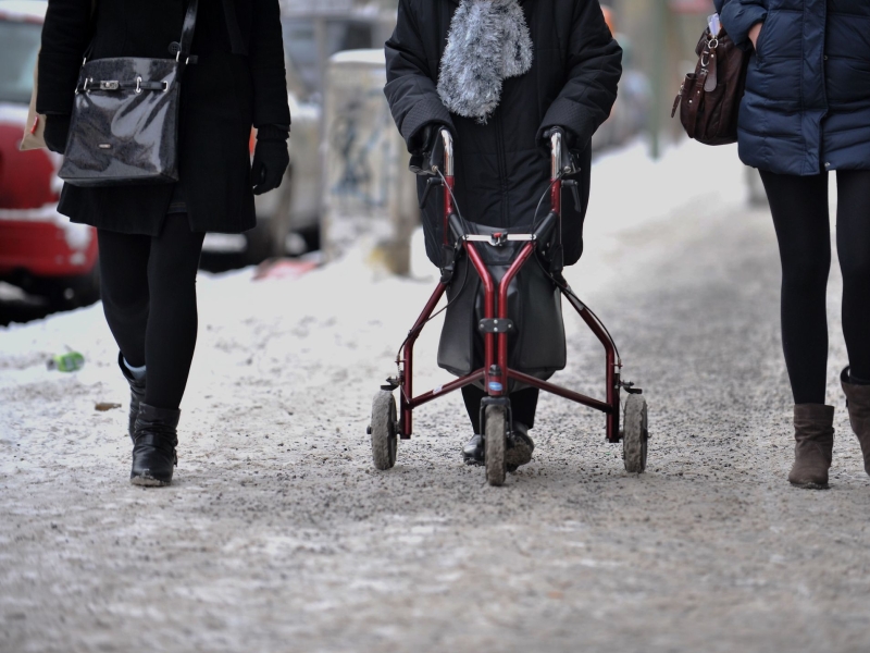 DPA Vorschau Bild für Artikel: Winterwetter / Schnee und Glätte: So ist man mit Rollator sicher unterwegs  
