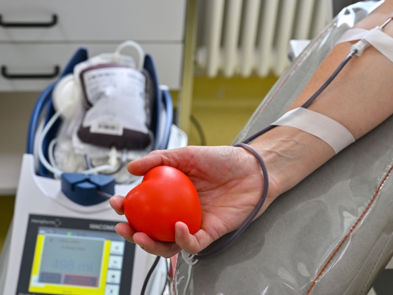 DPA Vorschau Bild für Artikel: Blutkonserven fehlen / Grippe, Impfung, Zahn gezogen: Wann geht Blutspenden wieder?  