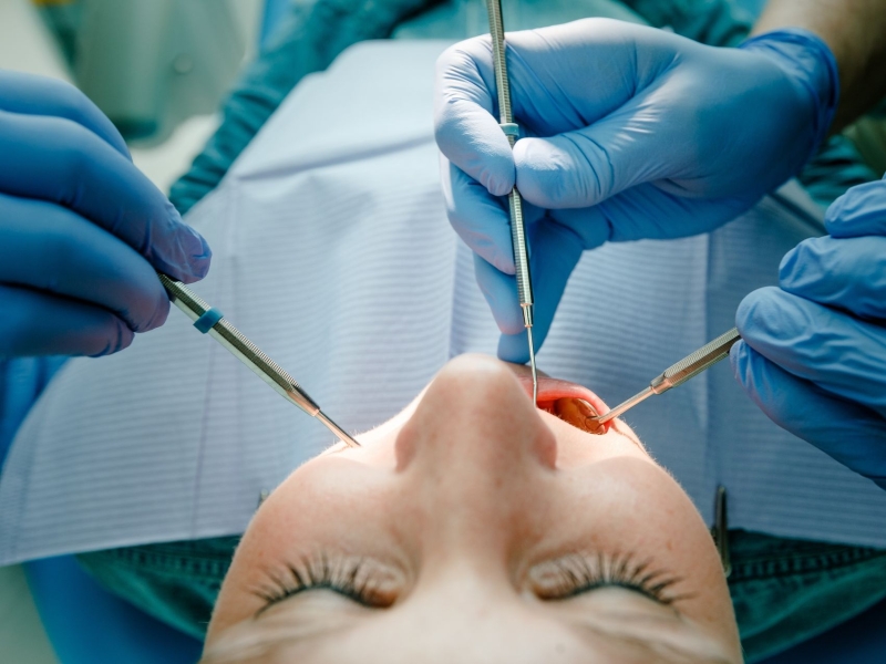 DPA Vorschau Bild für Artikel: Gesundheit im Mund / Wie man die Tage nach einer Weisheitszahn-OP gut übersteht  