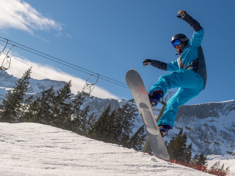 DPA Vorschau Bild für Artikel: In den Bergen / Wintersport bei Eiskälte – wie man auf der Piste warm bleibt  