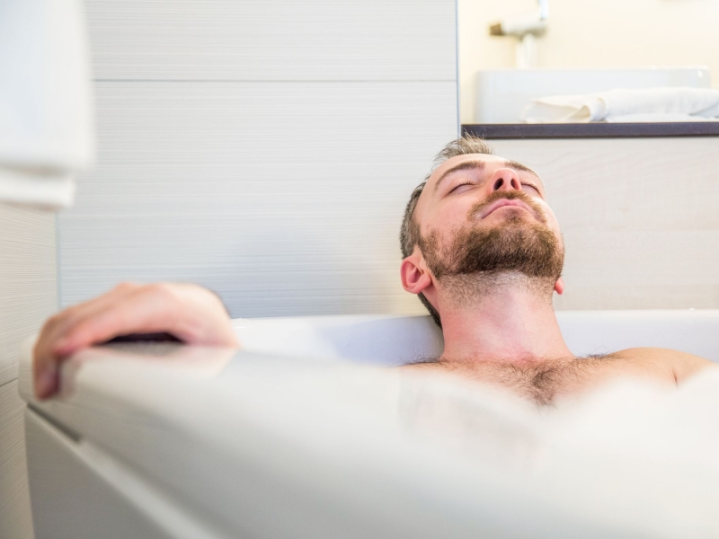 DPA Vorschau Bild für Artikel: Wellness zu Hause / Ab in die Wanne! 7 Fragen rund ums Baden  