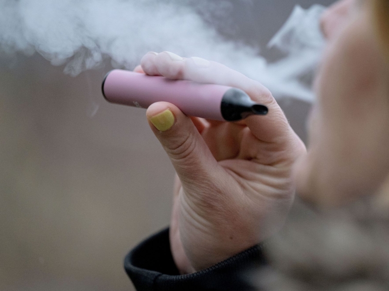 DPA Vorschau Bild für Artikel: Gesundheitliche Risiken / Krebsrisiko: Ist es besser, zu vapen statt zu rauchen?  