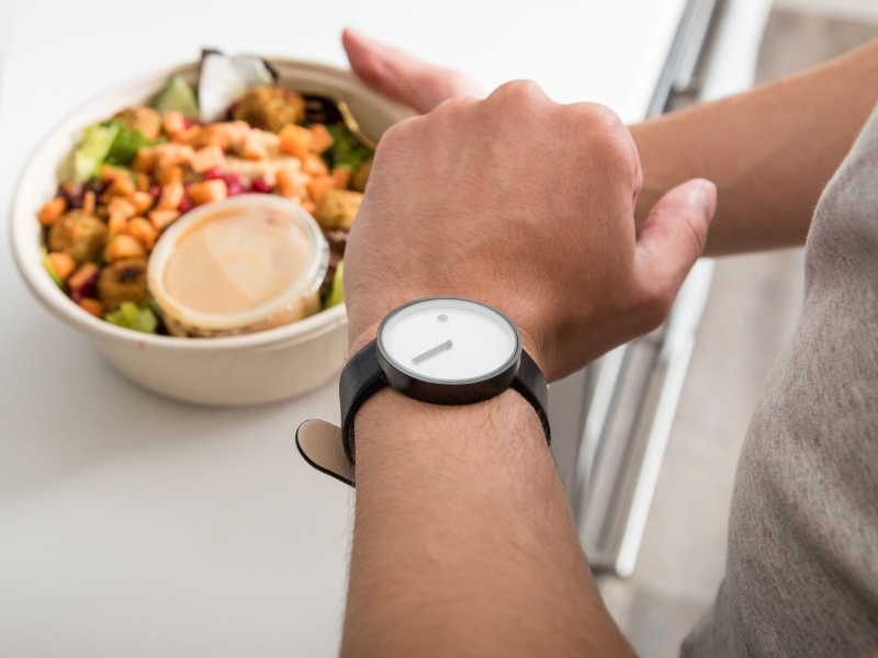 DPA Vorschau Bild für Artikel: Verzicht auf Essen / 16:8 bis Ramadan: Worauf es beim Fasten mit Diabetes ankommt  