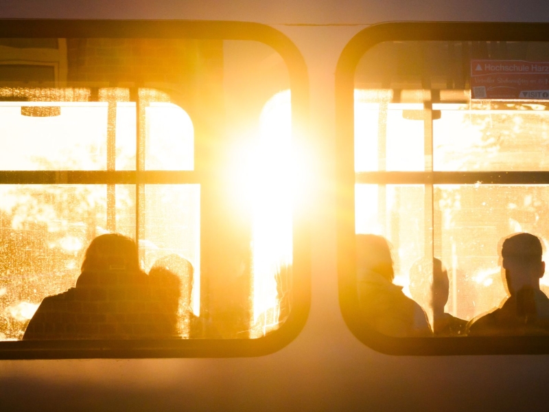 DPA Vorschau Bild für Artikel: Mitgefühl ausdrücken / Jemand weint in Bahn oder Bus: Was kann ich tun?  
