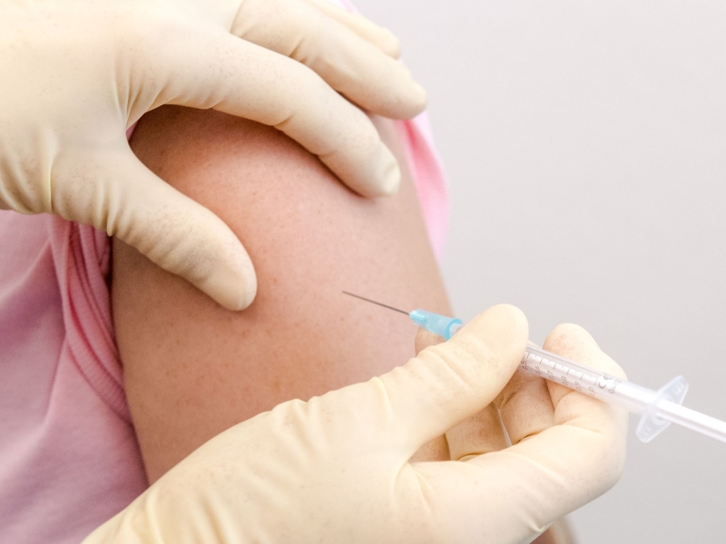 DPA Vorschau Bild für Artikel: Weit verbreitete Viren / HPV-Impfung kann auch vor Genitalwarzen schützen