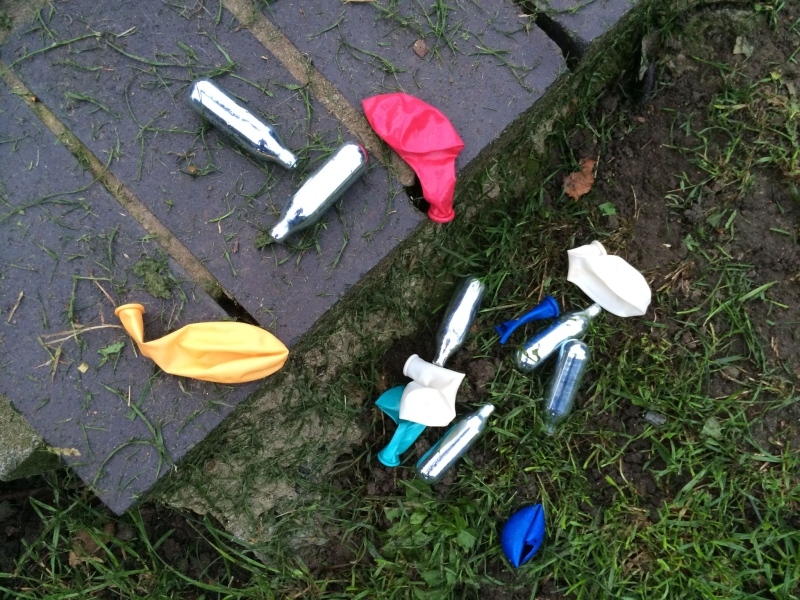 DPA Vorschau Bild für Artikel: Partydroge / Hilfe, mein Kind konsumiert Lachgas! Was Eltern tun können  