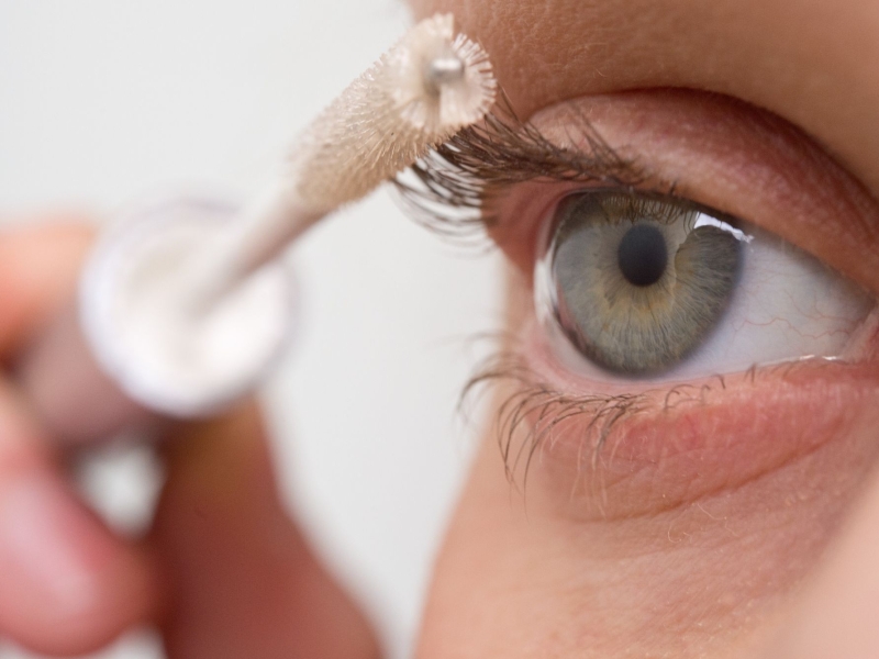 DPA Vorschau Bild für Artikel: Wimpernprodukte mit Hormonen / Augenringe durch Wimpernserum? Arzt warnt vor Nebenwirkungen  