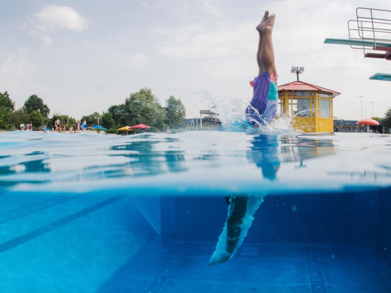 DPA Vorschau Bild für Artikel: Augenarzt erklärt / Freibad: Was hilft, wenn Chlorwasser die Augen reizt?  