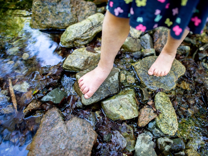DPA Vorschau Bild für Artikel: Fußgewölbe / Gesunde Kinderfüße: Dazu raten Orthopäden  
