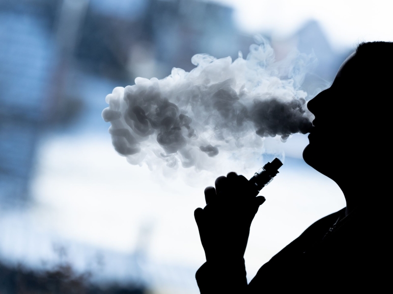 DPA Vorschau Bild für Artikel: Dampfen statt qualmen / Gesundheitsrisiken: Ist Vapen das bessere Rauchen?
